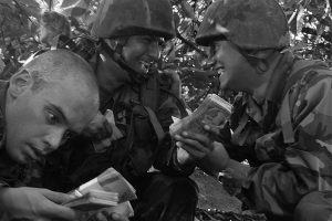 Imagen del artículo "¿Cuánto cobra un soldado?". Soldados contando dinero.